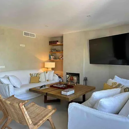 Modern 2 Bedroom In Real Apartament *