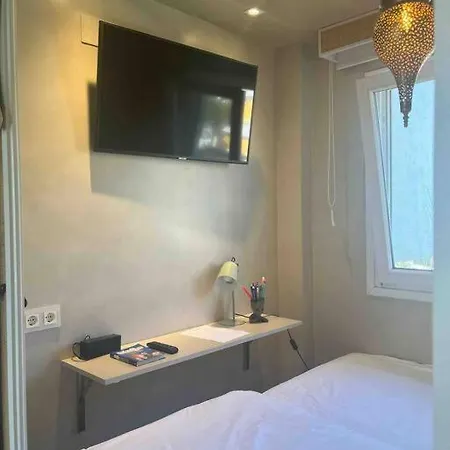 Modern 2 Bedroom In Real Apartment