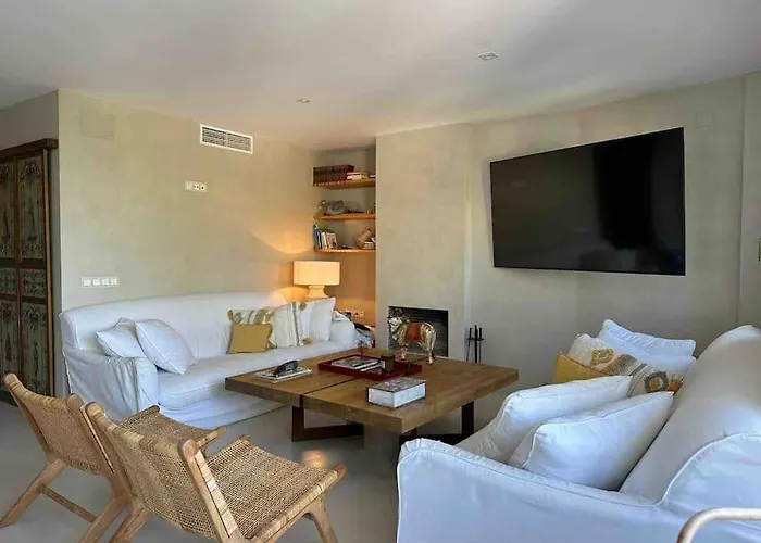 Modern 2 Bedroom In Real Apartment *